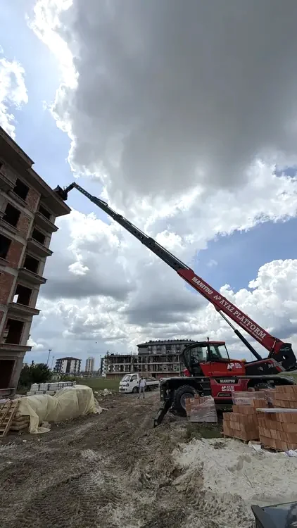 Manitou MRT döner teleskopik yükleyici saha görünümü