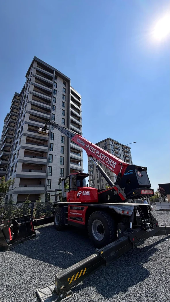 Yüksek erişimli Manitou teleskopik yükleyici çalışması