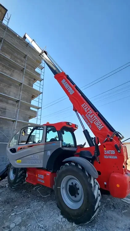 Operatörlü Manitou teleskopik yükleyici iş başında
