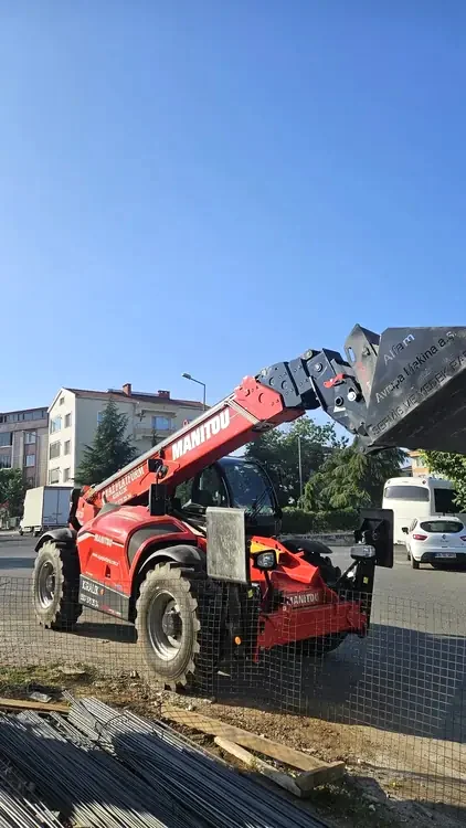 Manitou döner telehandler ile yüksekte kaldırma çalışması